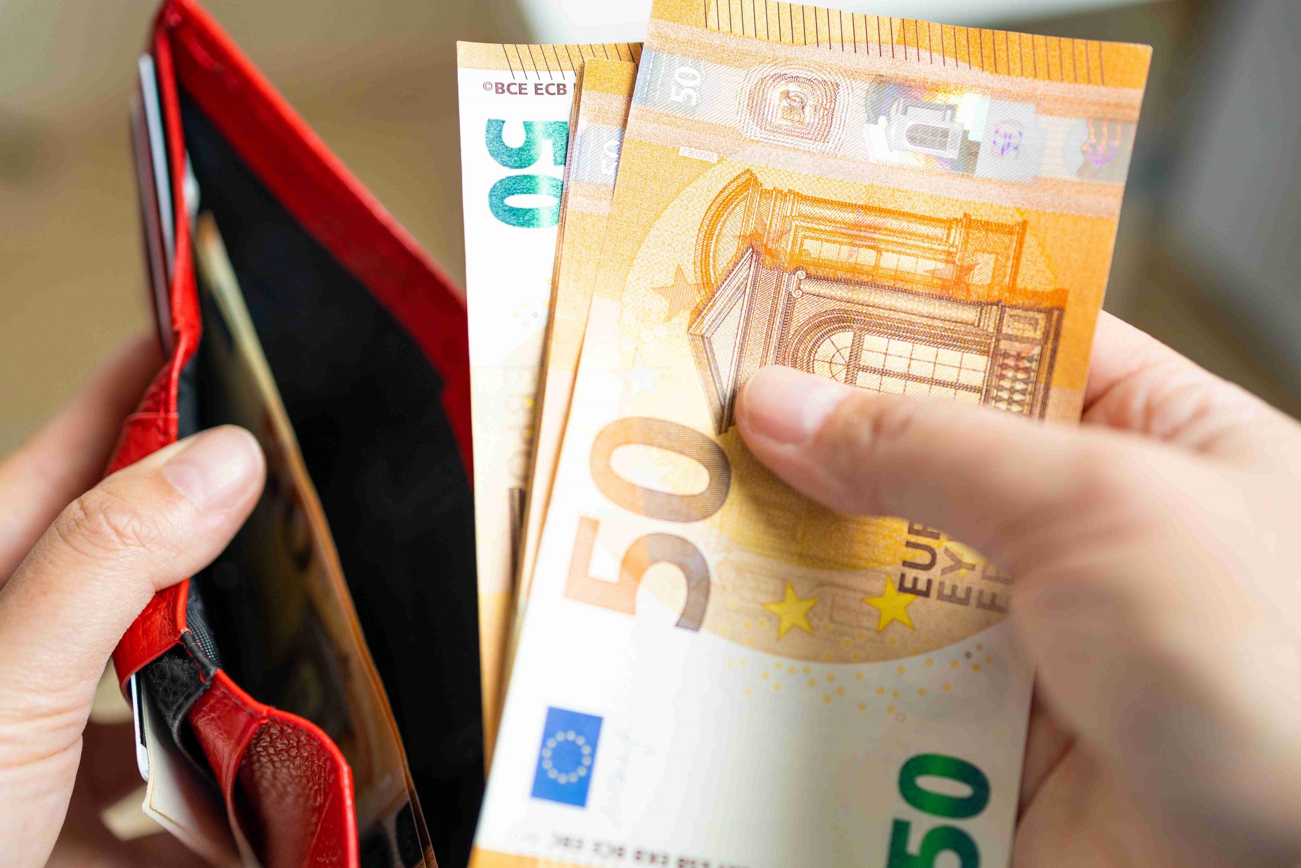 Greeks Work More for Less Pay, Comparative Data Show
