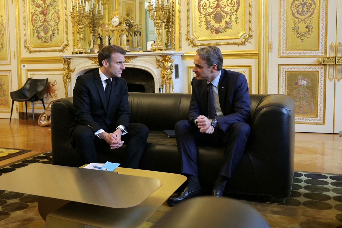 PM Mitsotakis Heads to Paris for Ukraine Peace and Security Summit