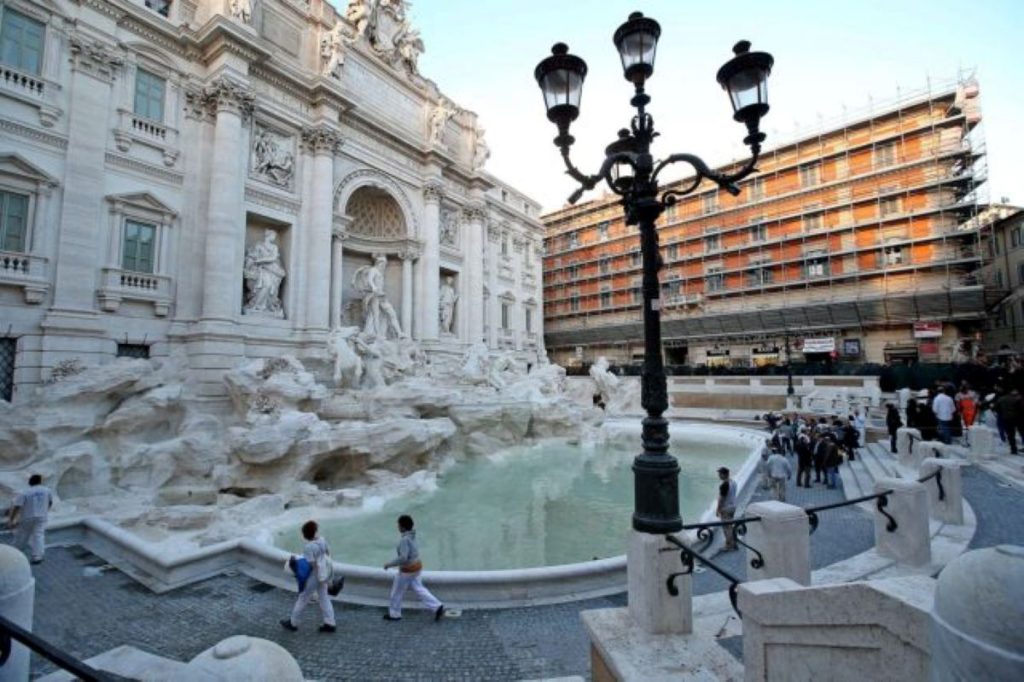 Flying Cockroaches Swarm Rome Amid Early Summer Heatwave
