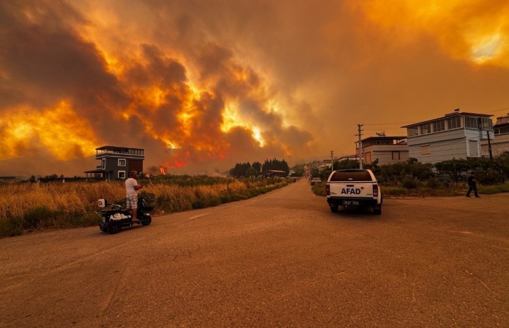 Smoke From Massive W. Turkey Wildfires Blackens Skies Over Greek Isles